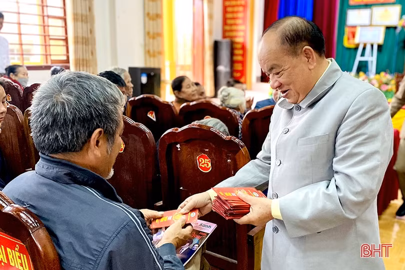 Nhiều suất quà tết tiếp tục đến với các gia đình khó khăn ở Hà Tĩnh