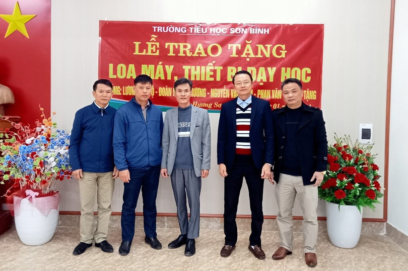 Trao 80 suất quà tết của những người con xa quê cho hộ nghèo Hương Sơn