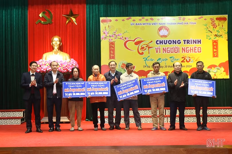 Tặng quà tết cho học sinh nghèo, người lao động, gia đình có công