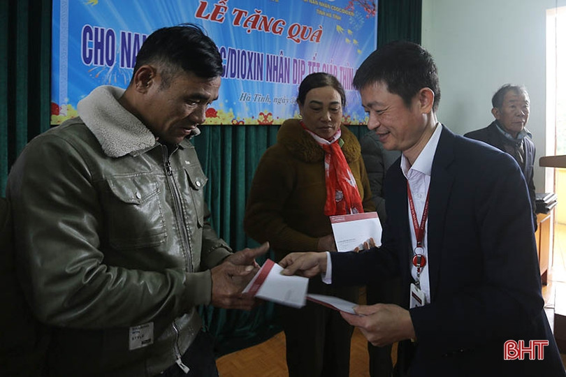 Tặng quà tết cho nạn nhân chất độc da cam ở Cẩm Xuyên