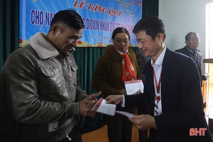 Tặng quà tết cho nạn nhân chất độc da cam ở Cẩm Xuyên