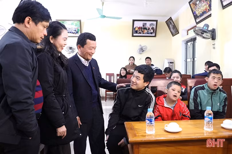 Trao hơn 245.000 suất quà tết cho người có công, hộ nghèo và đối tượng bảo trợ xã hội