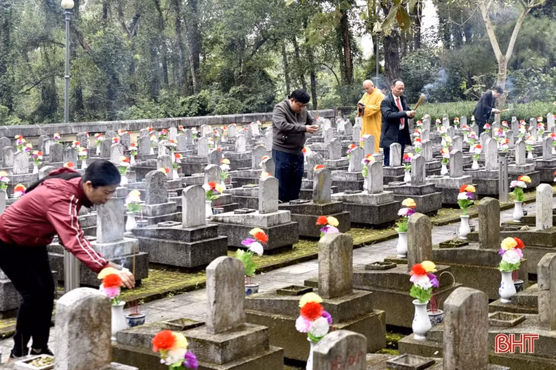 Đoàn cán bộ Hà Tĩnh dâng hương tại nghĩa trang liệt sỹ Trường Sơn, Đường 9