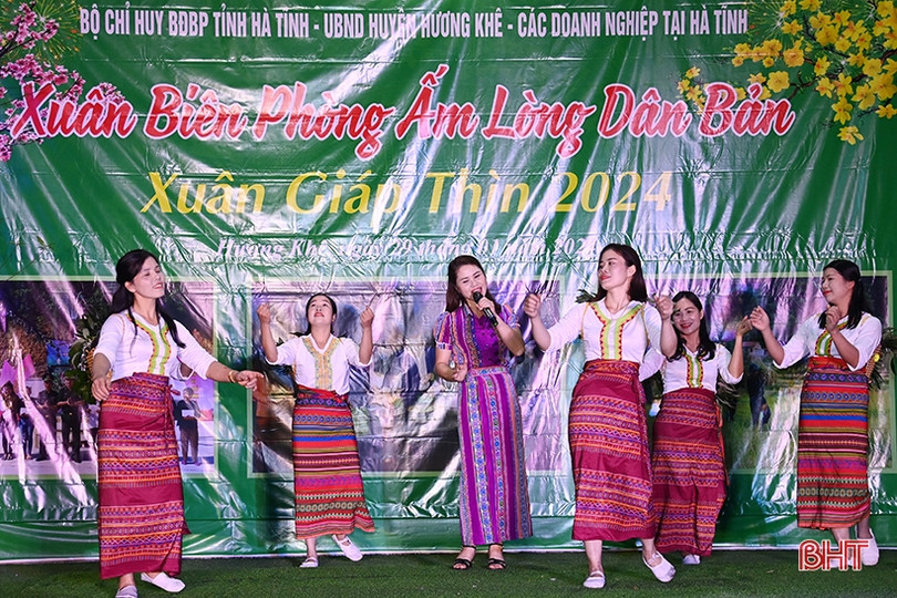 Đồng bào biên giới vui “Xuân biên phòng ấm lòng dân bản”