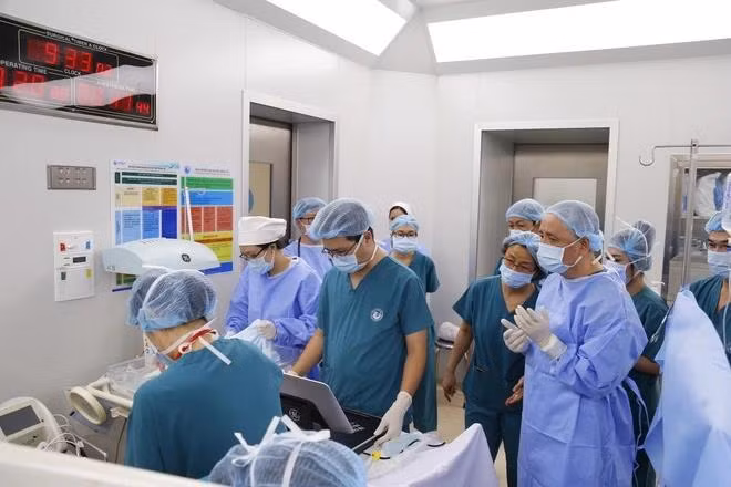 Khoảnh khắc thai nhi được sửa tim đầu tiên của Việt Nam chào đời