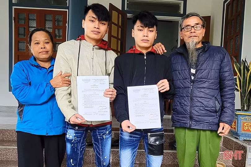 Cặp song sinh ở Hà Tĩnh tình nguyện nhập ngũ