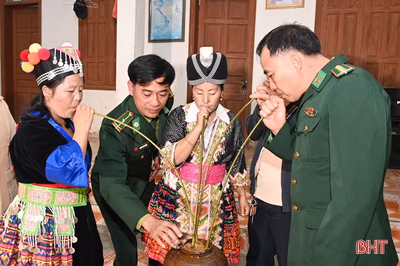 Ấm tình tết Việt trên đất bạn Lào