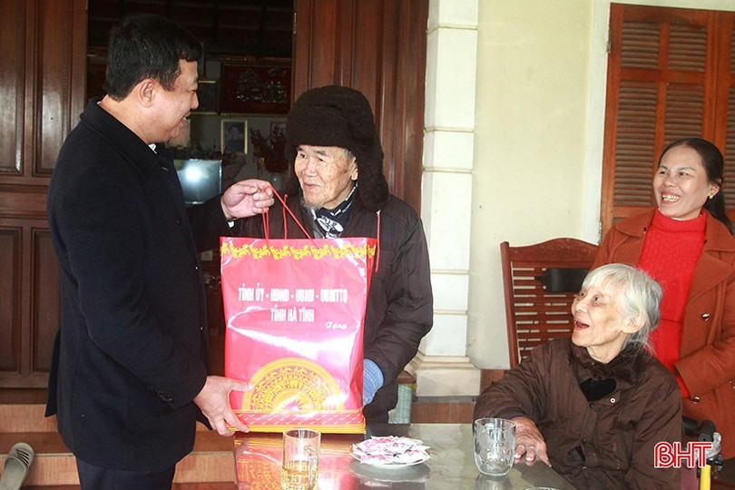 Lãnh đạo tỉnh tặng quà tết người có công, người cao tuổi Nghi Xuân