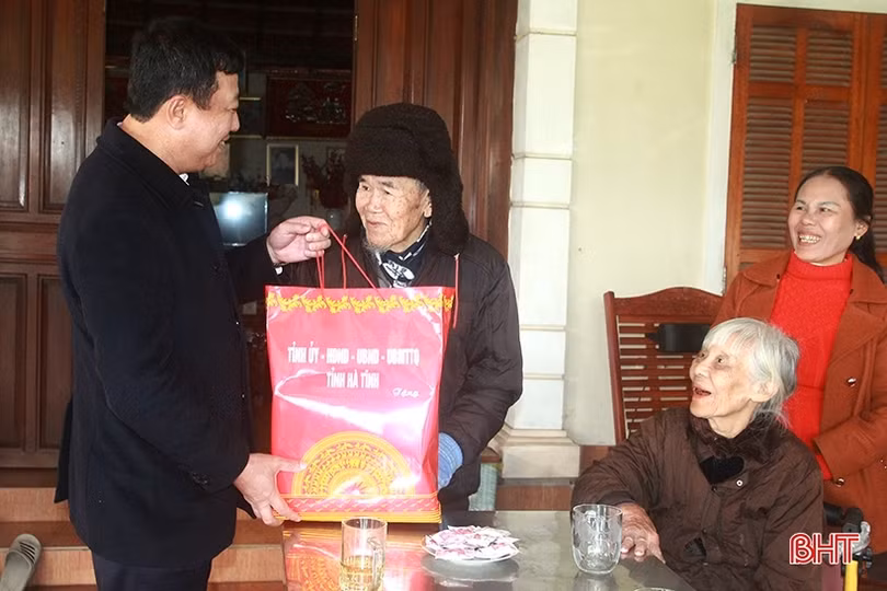 Lãnh đạo tỉnh tặng quà tết người có công, người cao tuổi Nghi Xuân