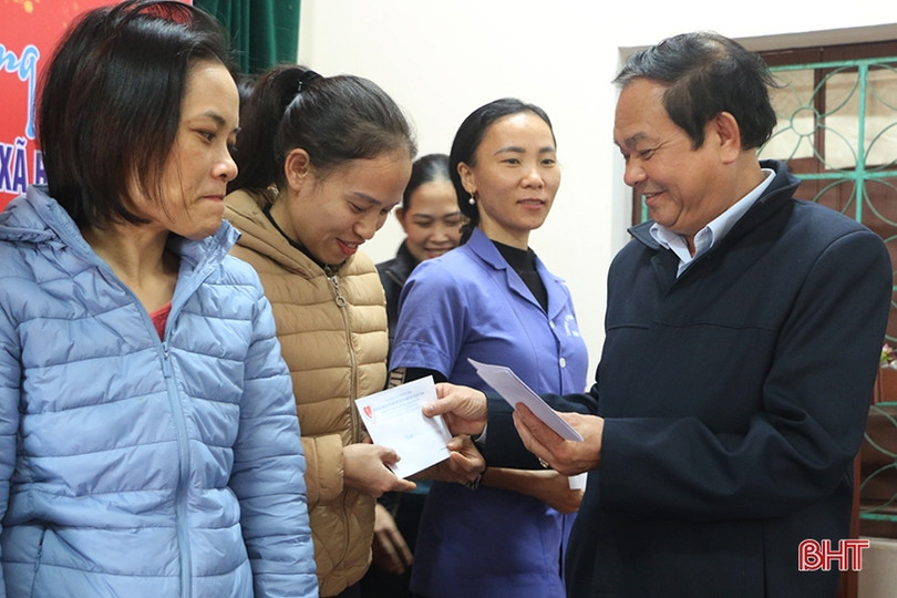 Nhiều suất quà tết đến với người có hoàn cảnh khó khăn 