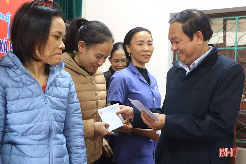 Nhiều suất quà tết đến với người có hoàn cảnh khó khăn 