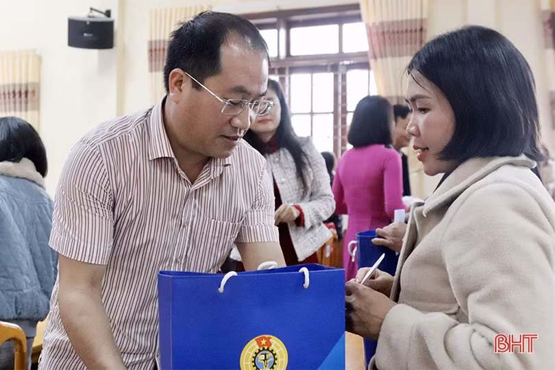 Trưởng ban Tuyên giáo Tỉnh ủy vui tết sum vầy với người lao động Lộc Hà