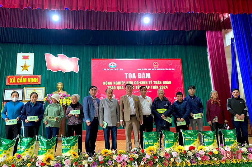 Nhiều suất quà tết tiếp tục đến với các gia đình khó khăn ở Hà Tĩnh