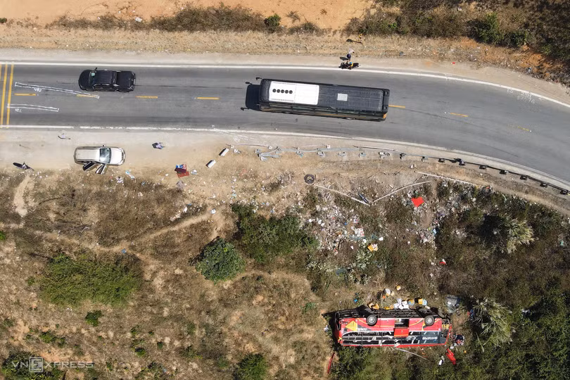 Hiện trường ôtô chở gần 40 khách nằm dưới vực sâu