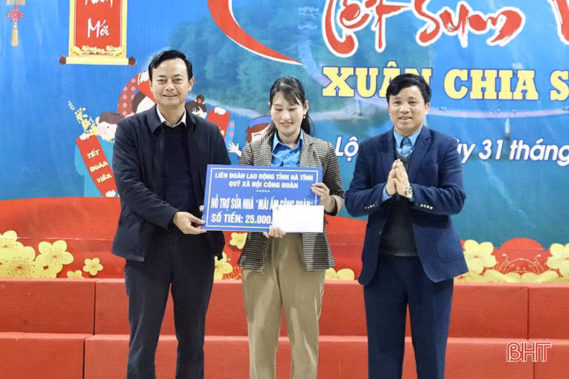 Trưởng ban Tuyên giáo Tỉnh ủy vui tết sum vầy với người lao động Lộc Hà