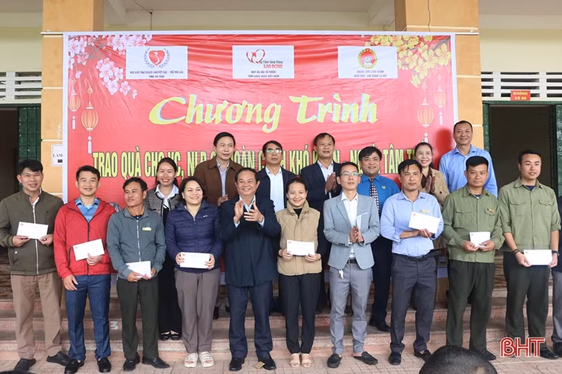 Nhiều suất quà tết đến với người có hoàn cảnh khó khăn 