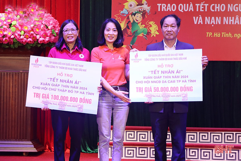 Nhiều suất quà tết tiếp tục đến với các gia đình khó khăn ở Hà Tĩnh