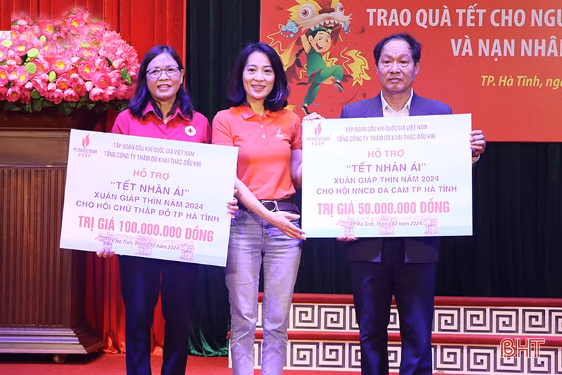 Nhiều suất quà tết tiếp tục đến với các gia đình khó khăn ở Hà Tĩnh