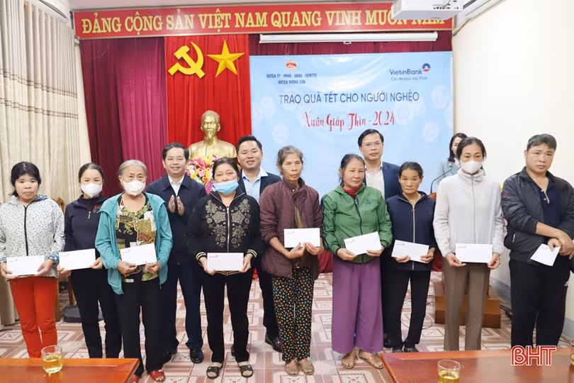 Vietinbank trao 3.000 suất quà tết cho người dân Hương Sơn