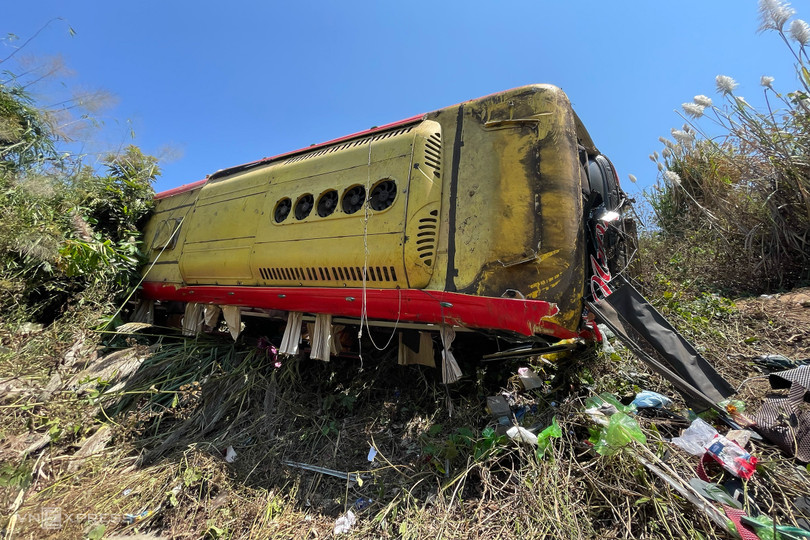 Hiện trường ôtô chở gần 40 khách nằm dưới vực sâu