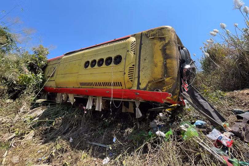 Hiện trường ôtô chở gần 40 khách nằm dưới vực sâu