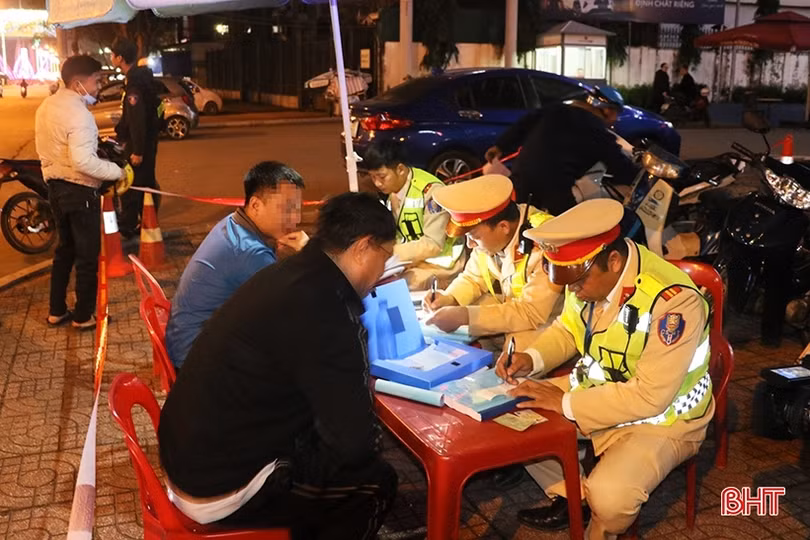 Cảnh sát giao thông Hà Tĩnh xử lý vi phạm nồng độ cồn xuyên tết