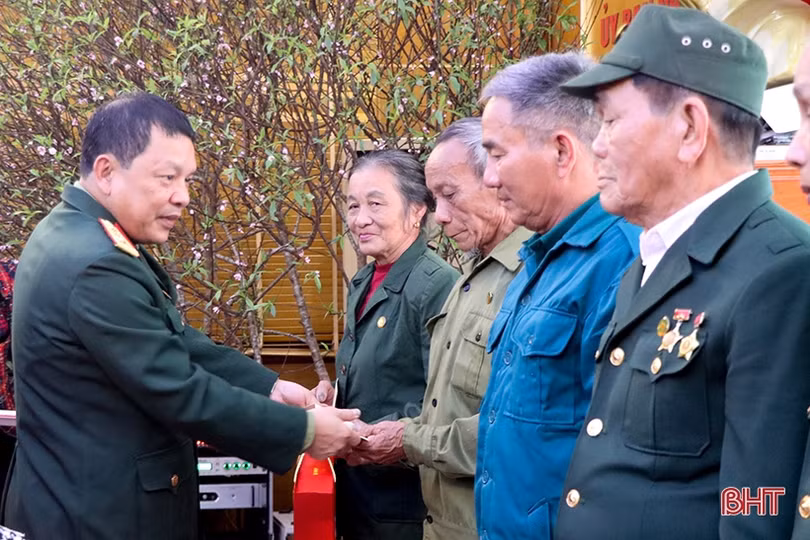 Bộ Tổng tham mưu, Tổng cục Công nghiệp Quốc phòng tặng quà tết ở Hà Tĩnh