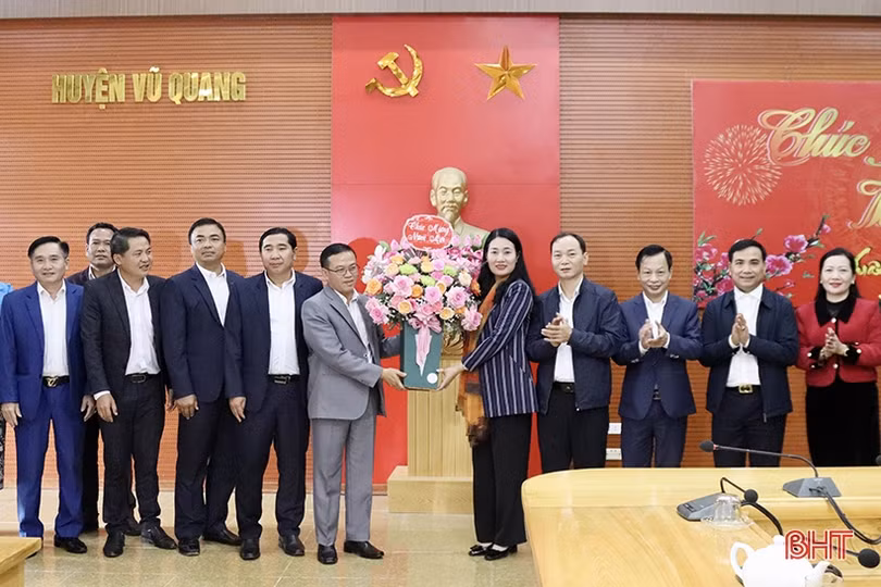 Lãnh đạo huyện Khăm Cợt chúc tết Đảng bộ, Nhân dân các địa phương Hà Tĩnh