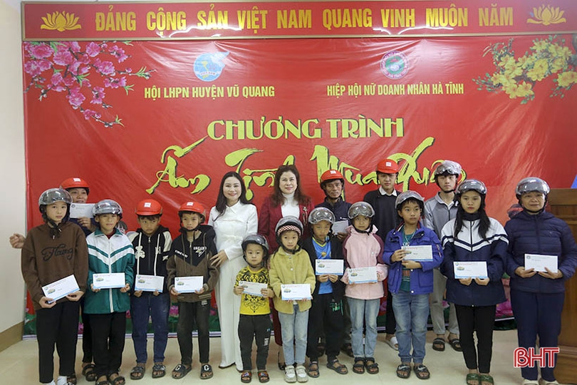 Hiệp hội Nữ doanh nhân Hà Tĩnh trao quà tết cho các hoàn cảnh khó khăn