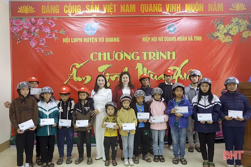 Hiệp hội Nữ doanh nhân Hà Tĩnh trao quà tết cho các hoàn cảnh khó khăn