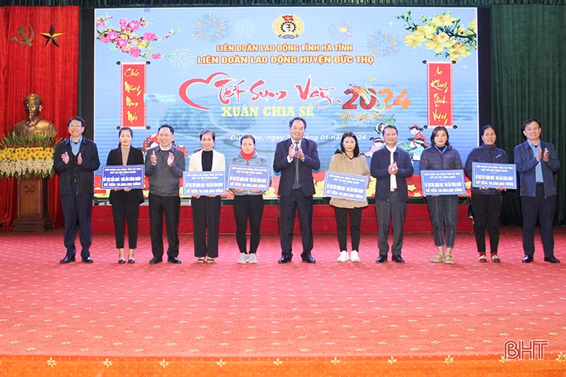 Tặng quà tết cho học sinh nghèo, người lao động, gia đình có công