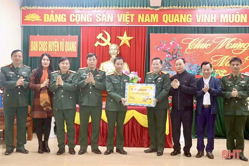 Chỉ huy trưởng Bộ CHQS tỉnh chúc tết lực lượng vũ trang ở Vũ Quang