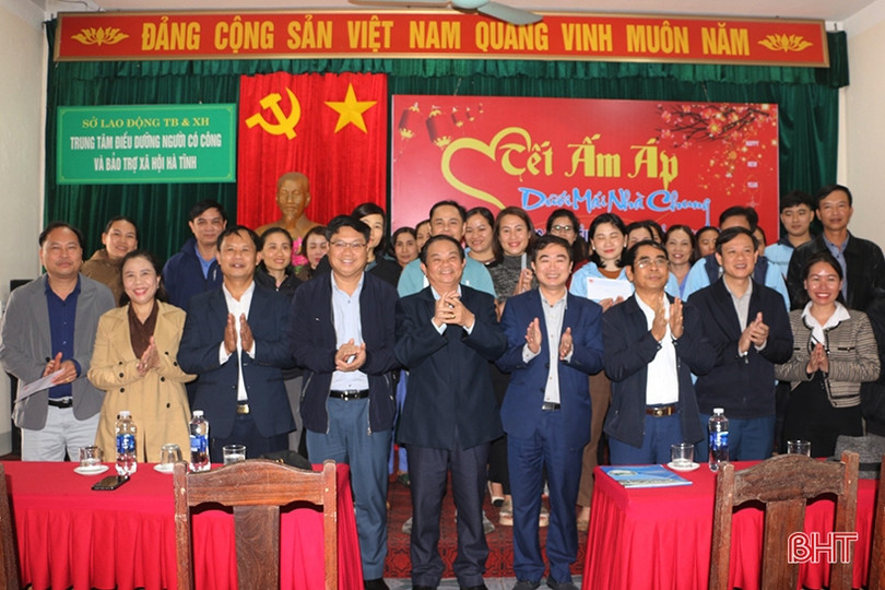 Nhiều suất quà tết đến với người có hoàn cảnh khó khăn 