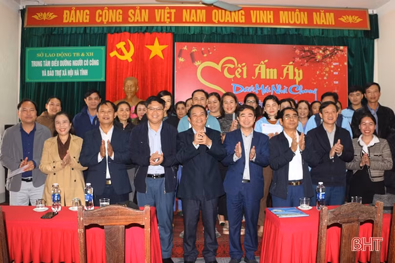 Nhiều suất quà tết đến với người có hoàn cảnh khó khăn 