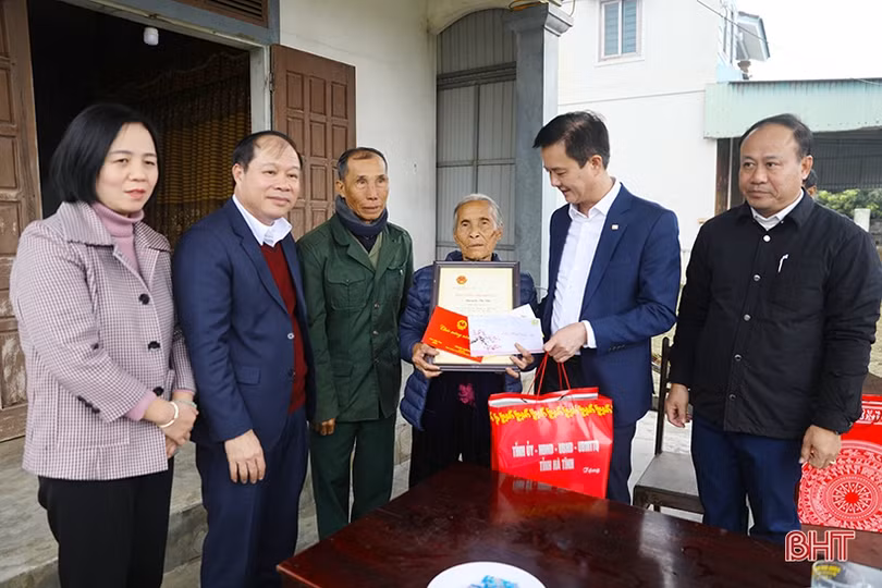 Tặng quà tết cho học sinh nghèo, người lao động, gia đình có công