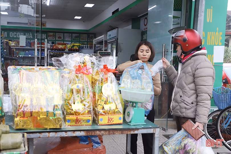 Người dân mua sắm lễ tiễn ông Công, ông Táo về trời