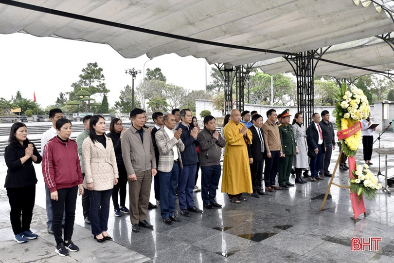 Đoàn cán bộ Hà Tĩnh dâng hương tại nghĩa trang liệt sỹ Trường Sơn, Đường 9