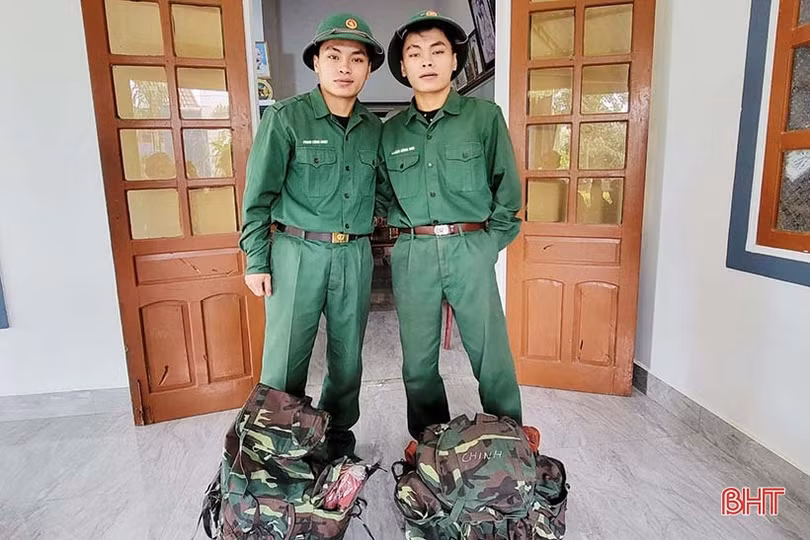 Cặp song sinh ở Hà Tĩnh tình nguyện nhập ngũ