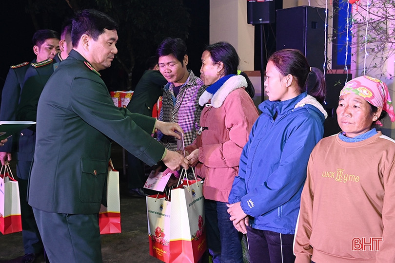 Đồng bào biên giới vui “Xuân biên phòng ấm lòng dân bản”