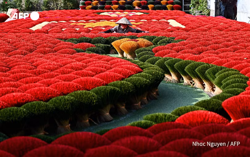 Làng hương trăm tuổi của Việt Nam rực rỡ trên báo Pháp