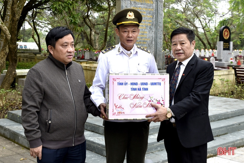 Đoàn cán bộ Hà Tĩnh dâng hương tại nghĩa trang liệt sỹ Trường Sơn, Đường 9