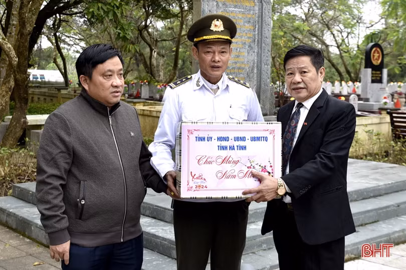 Đoàn cán bộ Hà Tĩnh dâng hương tại nghĩa trang liệt sỹ Trường Sơn, Đường 9