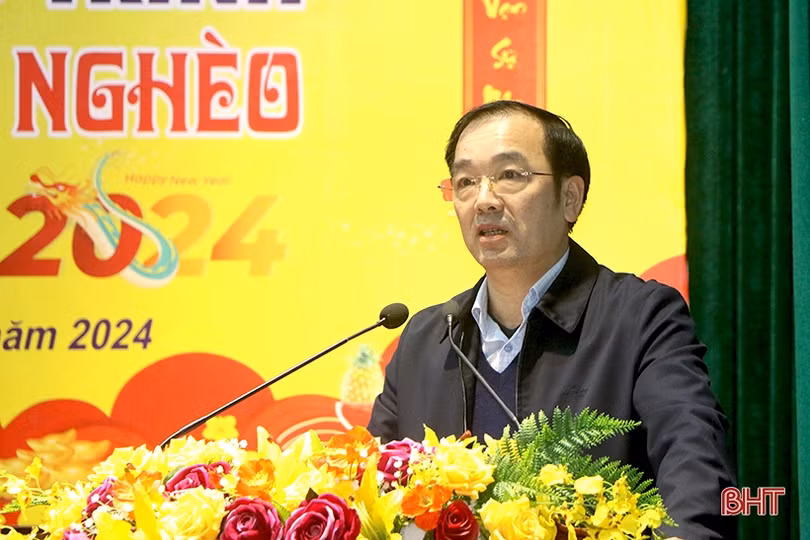 Tặng quà tết cho học sinh nghèo, người lao động, gia đình có công