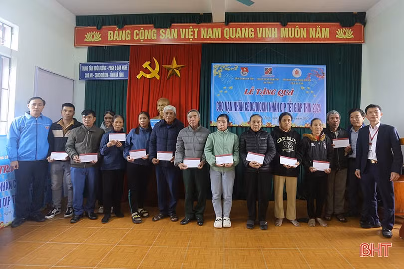 Tặng quà tết cho nạn nhân chất độc da cam ở Cẩm Xuyên