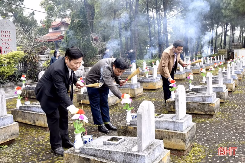 Đoàn cán bộ Hà Tĩnh dâng hương tại nghĩa trang liệt sỹ Trường Sơn, Đường 9