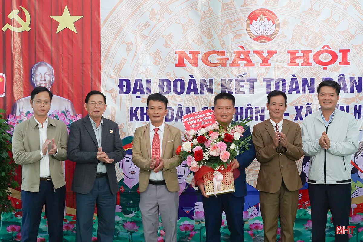 Trưởng Ban Nội chính Tỉnh ủy Trần Nhật Tân cùng đoàn công tác tặng hoa và quà chúc mừng ngày hội.