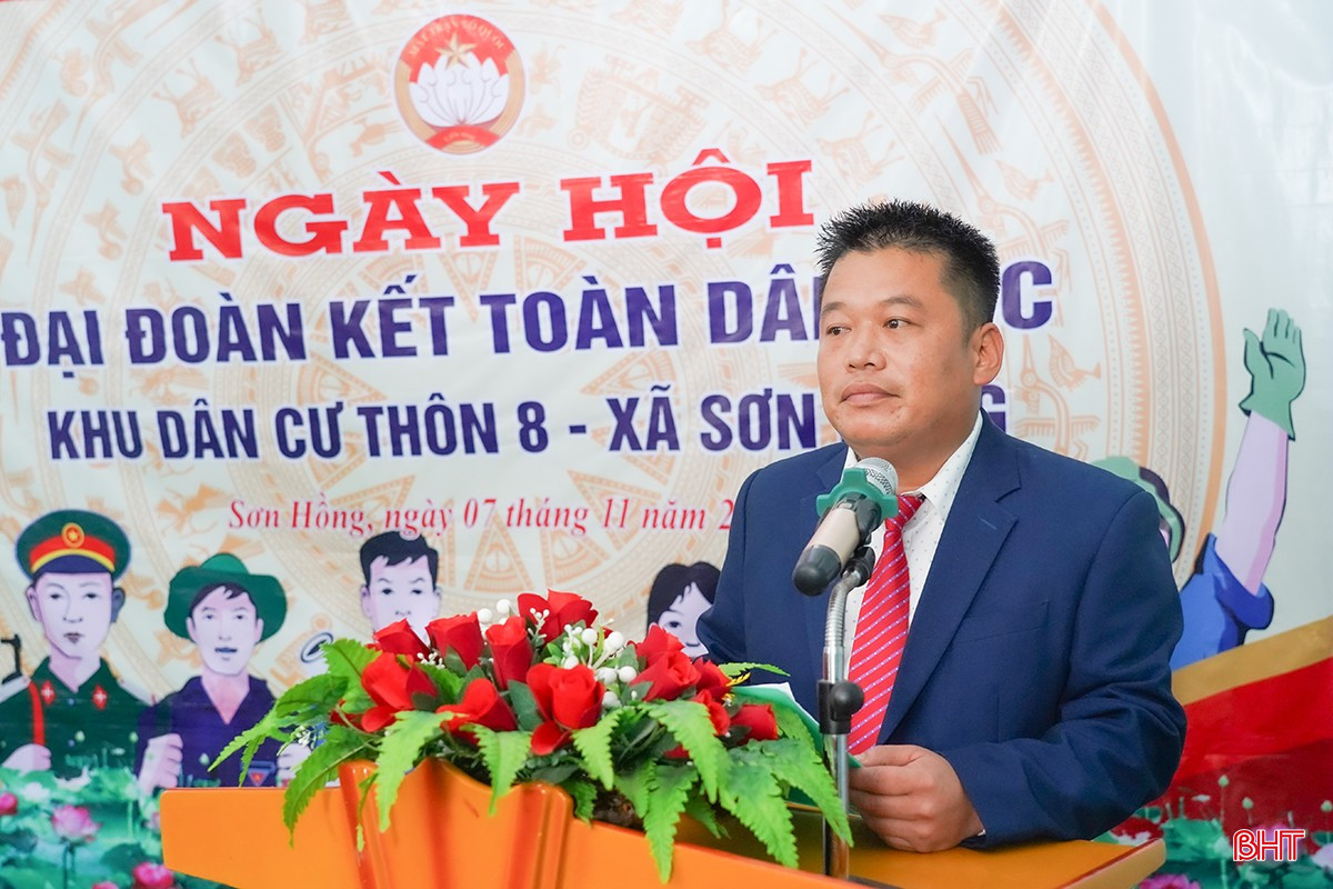 Ông Nguyễn Đức Chung - Thôn trưởng thôn 8 trình bày diễn văn khai mạc ngày hội.