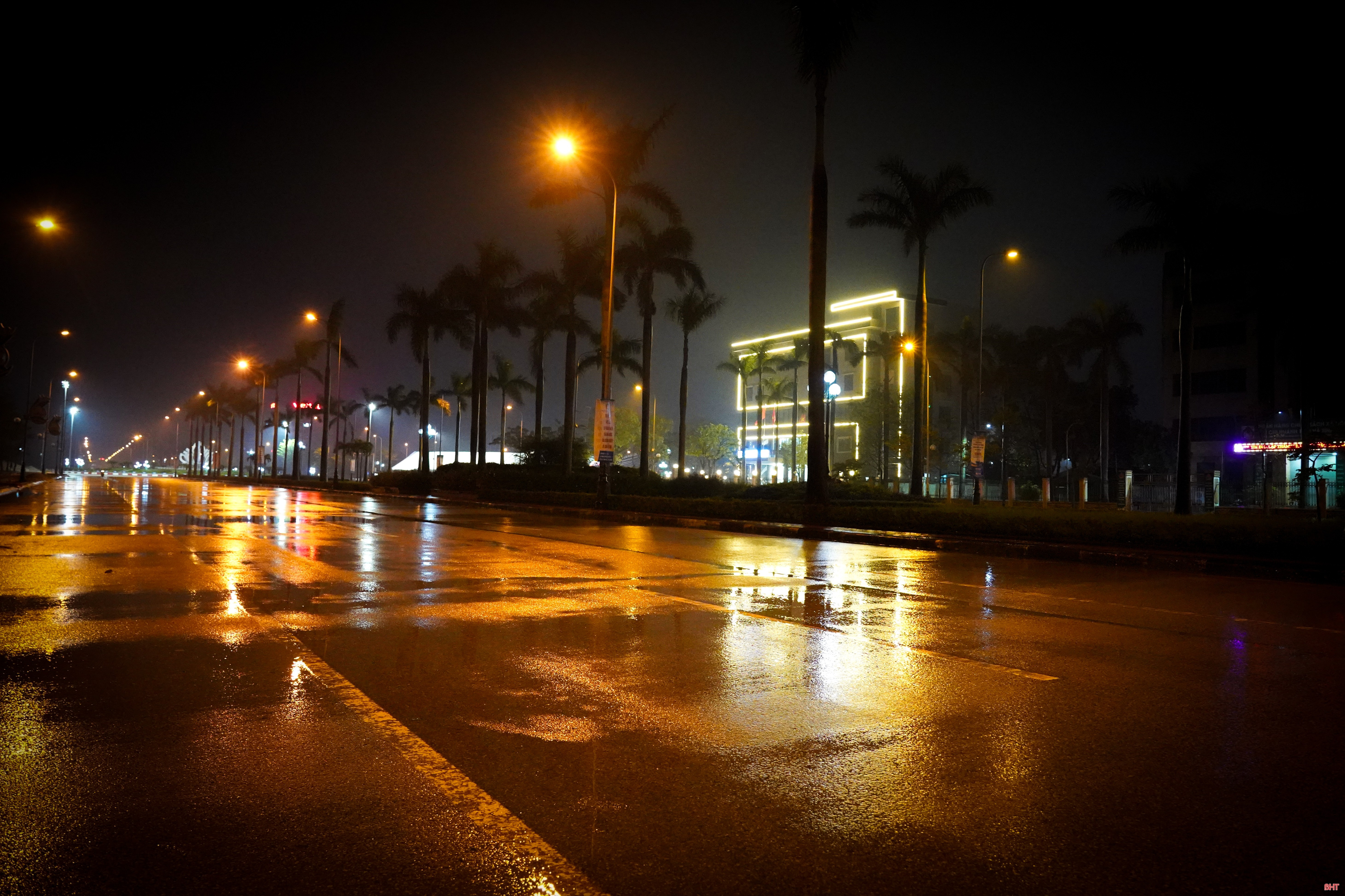 Đêm chưa khuya, phố không còn nhiều phương tiện lưu thông bởi tiết trời mưa lạnh.