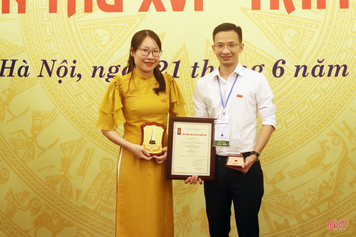 Nhóm tác giả Thành Chung - Công Ngọc tại lễ trao giải. Nhóm tác giả Báo Hà Tĩnh nhận giải C - Giải Báo chí quốc gia năm 2021