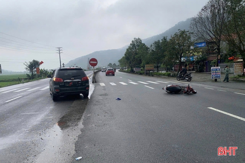 Hiện trường vụ tai nạn giao thông giữa ô tô với xe máy khiến 3 người bị thương.